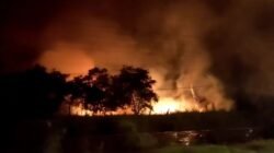 Kobaran api yang melahap lahan kosong di Desa Sungai Purun Besar, Mempawah. (Dok. Ist)