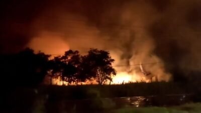 Kobaran api yang melahap lahan kosong di Desa Sungai Purun Besar, Mempawah. (Dok. Ist)