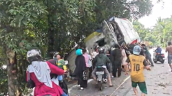 Suasana di lokasi kejadian saat warga dan petugas berupaya mengevakuasi korban kecelakaan bus penumpang rute Sintang-Pontianak di wilayah Penyeladi, Kabupaten Sanggau, Minggu (5/4/2026). (Dok. Ariya/Faktakalbar.id)