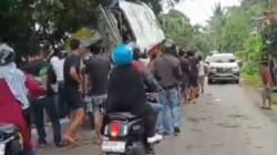 Suasana di lokasi kejadian saat warga dan petugas berupaya mengevakuasi korban kecelakaan bus penumpang rute Sintang-Pontianak di wilayah Penyeladi, Kabupaten Sanggau, Minggu (5/4/2026).