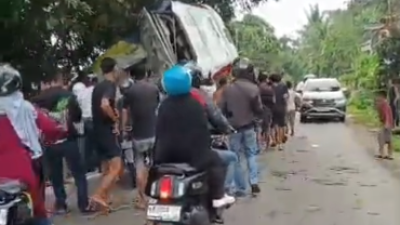 Suasana di lokasi kejadian saat warga dan petugas berupaya mengevakuasi korban kecelakaan bus penumpang rute Sintang-Pontianak di wilayah Penyeladi, Kabupaten Sanggau, Minggu (5/4/2026).