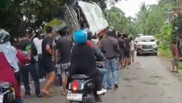 Suasana di lokasi kejadian saat warga dan petugas berupaya mengevakuasi korban kecelakaan bus penumpang rute Sintang-Pontianak di wilayah Penyeladi, Kabupaten Sanggau, Minggu (5/4/2026).
