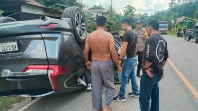 Kondisi kendaraan minibus Honda CR-V dan pikap Mitsubishi yang mengalami kerusakan parah pasca-kecelakaan lalu lintas di Jalan Raya Beduai, Kabupaten Sanggau.