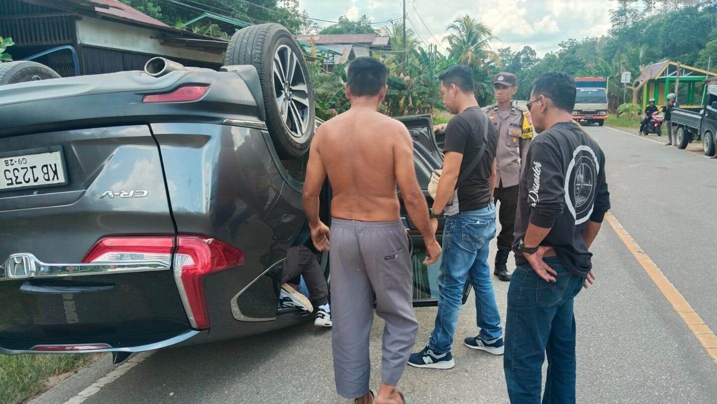 Kondisi kendaraan minibus Honda CR-V dan pikap Mitsubishi yang mengalami kerusakan parah pasca-kecelakaan lalu lintas di Jalan Raya Beduai, Kabupaten Sanggau.
