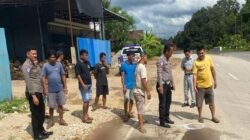 Personel Satlantas Polres Sekadau melakukan olah tempat kejadian perkara dan mengatur arus lalu lintas di lokasi kecelakaan maut di Sekadau yang melibatkan sepeda motor dan dump truck.