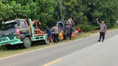 Kecelakaan di Parindu Sanggau libatkan Daihatsu Sigra dan Taft di Jalan Raya Bodok-Sosok.