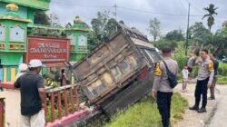 Kondisi truk Fuso usai mengalami kecelakaan tunggal dan menghantam tembok Masjid Darussalam Rintau di Kecamatan Sekayam, Kabupaten Sanggau. (Dok. Ist)