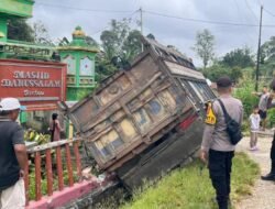 Truk Fuso Tabrak Tembok Masjid di Sekayam Sanggau