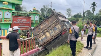 Kondisi truk Fuso usai mengalami kecelakaan tunggal dan menghantam tembok Masjid Darussalam Rintau di Kecamatan Sekayam, Kabupaten Sanggau. (Dok. Ist)
