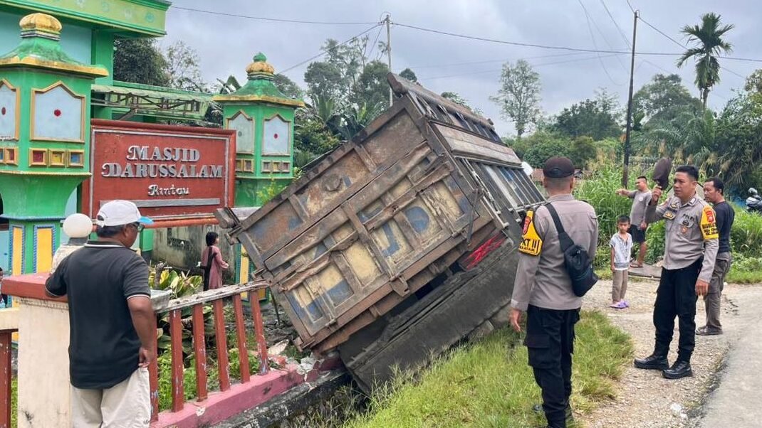 Kondisi truk Fuso usai mengalami kecelakaan tunggal dan menghantam tembok Masjid Darussalam Rintau di Kecamatan Sekayam, Kabupaten Sanggau. (Dok. Ist)