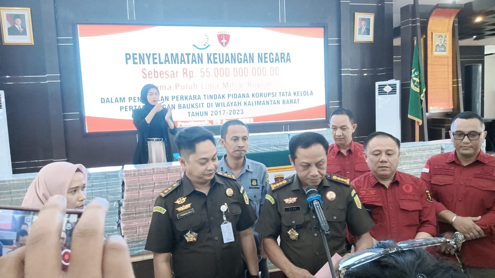 Jajaran Kejaksaan Tinggi Kalimantan Barat saat memberikan keterangan resmi terkait upaya penyelamatan uang negara dari sektor pertambangan mineral.
