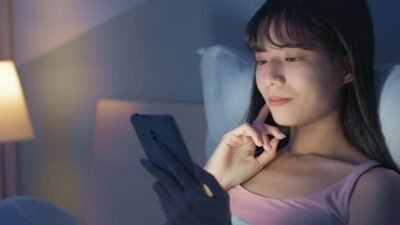 "Sering merasa lemas di siang hari tapi produktif saat malam? Kenali penjelasan ilmiah di balik fenomena night owl dan cara kerja jam biologis tubuh manusia. "