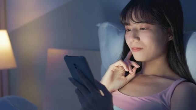 "Sering merasa lemas di siang hari tapi produktif saat malam? Kenali penjelasan ilmiah di balik fenomena night owl dan cara kerja jam biologis tubuh manusia. "