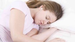 "Merasa malas gerak di hari Sabtu? Kenali alasan psikologis di balik fenomena ingin berbaring seharian, mulai dari decision fatigue hingga kebutuhan sensory rest. "