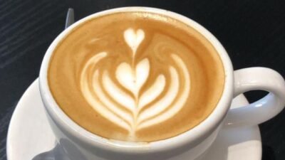 "Sering merasa perut bergejolak setelah minum kopi? Ketahui 5 alasan medis kenapa kopi membuat mual dan temukan cara aman untuk tetap menikmatinya."