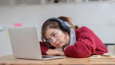 "Sedang merantau? Cari tahu alasan psikologis mengapa lagu daerah selalu berhasil bikin kangen rumah, mulai dari memori kolektif hingga identitas diri."