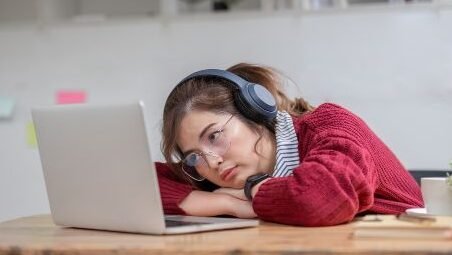 "Sedang merantau? Cari tahu alasan psikologis mengapa lagu daerah selalu berhasil bikin kangen rumah, mulai dari memori kolektif hingga identitas diri."