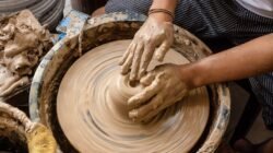 "Pernah merasa ide cemerlang muncul saat sedang bersantai? Simak penjelasan psikologis kenapa saat bebas dari tekanan manusia merasa semakin merdeka dan kreatif."