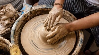 "Pernah merasa ide cemerlang muncul saat sedang bersantai? Simak penjelasan psikologis kenapa saat bebas dari tekanan manusia merasa semakin merdeka dan kreatif."