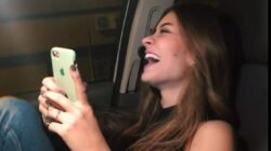 'Pernah tertawa lepas hanya karena meme absurd saat sedang stres? Simak penjelasan psikologis kenapa saat hidup terasa lebih berat, humor kita cenderung receh. Pernah tertawa lepas hanya karena meme absurd saat sedang stres? Simak penjelasan psikologis kenapa saat hidup terasa lebih berat, humor kita cenderung receh."