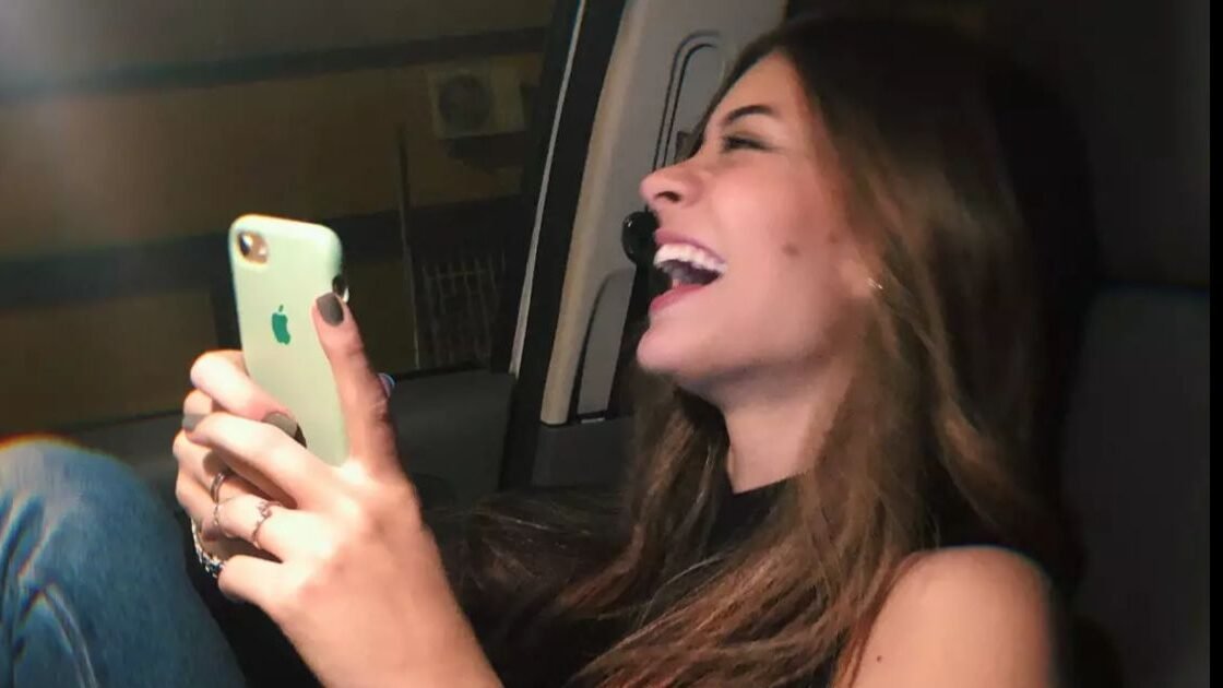 'Pernah tertawa lepas hanya karena meme absurd saat sedang stres? Simak penjelasan psikologis kenapa saat hidup terasa lebih berat, humor kita cenderung receh. Pernah tertawa lepas hanya karena meme absurd saat sedang stres? Simak penjelasan psikologis kenapa saat hidup terasa lebih berat, humor kita cenderung receh."