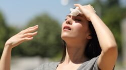 "Pernah merasa sangat gerah sebelum hujan turun? Temukan penjelasan ilmiah kenapa saat mau hujan kita justru kepanasan dan keringat sulit menguap di sini."