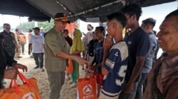 Kepala BNPB Letjen TNI Suharyanto berdialog dan menyerahkan sembako kepada masyarakat terdampak bencana hidrometeorologi basah di Masjid Desa Pantai Tinjau, Kecamatan Sekerak, Kabupaten Aceh Tamiang, Rabu (22/4). (Dok. HO/Faktakalbar.id)