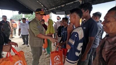 Kepala BNPB Letjen TNI Suharyanto berdialog dan menyerahkan sembako kepada masyarakat terdampak bencana hidrometeorologi basah di Masjid Desa Pantai Tinjau, Kecamatan Sekerak, Kabupaten Aceh Tamiang, Rabu (22/4). (Dok. HO/Faktakalbar.id)