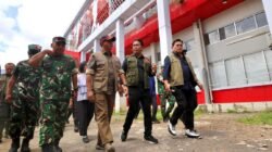 "Kepala BNPB Letjen TNI Suharyanto tinjau dampak gempa M 7,6 di Manado. Pemerintah pusat pastikan perbaikan rumah warga dan penyaluran santunan duka."