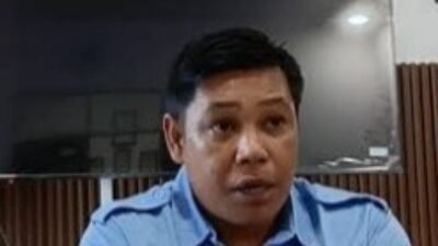 Kepala Regional Program Makan Bergizi Gratis (MBG) Kalimantan Barat, Agus Kurniawi, saat memberikan keterangan terkait penghentian sementara operasional SPPG. (Dok. HO/Faktakalbar.id)