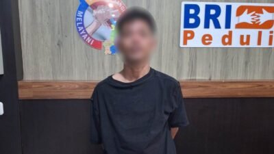 "Seorang pria berinisial NL tertangkap tangan oleh warga saat membongkar kotak amal di Masjid Mujahidin Sanggau. Pelaku dan barang bukti kini diamankan pihak kepolisian."