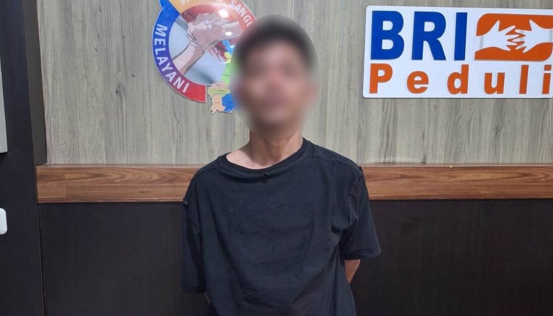 "Seorang pria berinisial NL tertangkap tangan oleh warga saat membongkar kotak amal di Masjid Mujahidin Sanggau. Pelaku dan barang bukti kini diamankan pihak kepolisian."