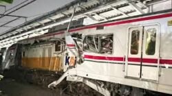 Kondisi ringsek gerbong belakang KRL CommuterLine yang hancur ditabrak dari arah belakang oleh lokomotif KA Argo Bromo Anggrek di Stasiun Bekasi Timur.
