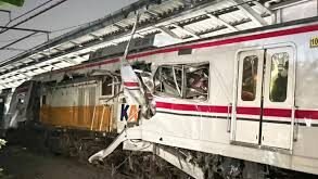 Kondisi ringsek gerbong belakang KRL CommuterLine yang hancur ditabrak dari arah belakang oleh lokomotif KA Argo Bromo Anggrek di Stasiun Bekasi Timur.
