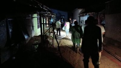 Kondisi rumah warga dan infrastruktur desa yang porak-poranda usai diterjang aliran deras banjir bandang di Kecamatan Simangumban.