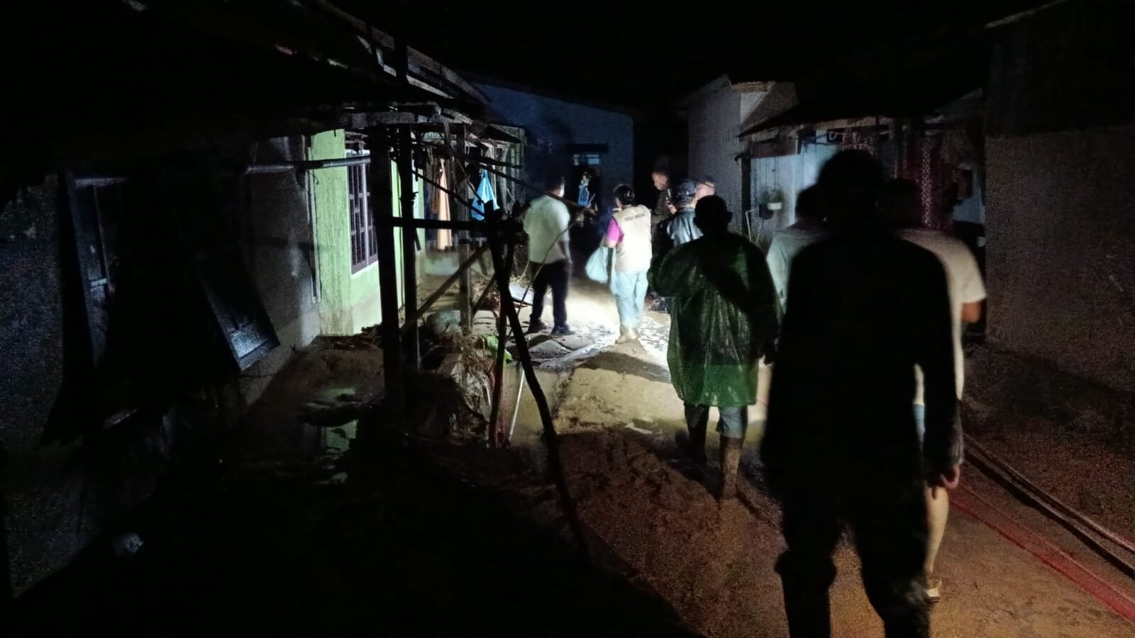 Kondisi rumah warga dan infrastruktur desa yang porak-poranda usai diterjang aliran deras banjir bandang di Kecamatan Simangumban.