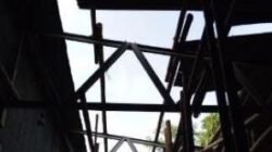 Bencana angin kencang di Subang menerjang ratusan rumah di Jalancagak dan Legon Kulon. BPBD terjunkan tim evakuasi dan data kerusakan warga.