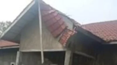 Kerusakan rumah akibat angin puting beliung di kota Binjai (Dok, Pusdalops Sumut)