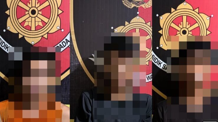 Tiga tersangka kasus pencurian saat diamankan oleh Unit Jatanras untuk menjalani pemeriksaan di Mapolres Mempawah.