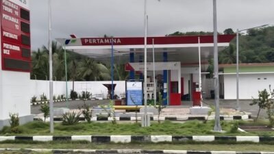 "ILUSTRASI - Analisis mendalam mengenai fenomena video LEGO global, propaganda digital, dan pengaruh narasi konflik terhadap perilaku lokal masyarakat di Pontianak."