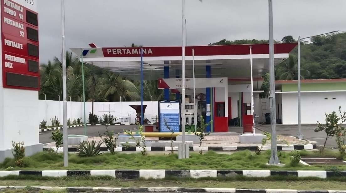 "ILUSTRASI - Analisis mendalam mengenai fenomena video LEGO global, propaganda digital, dan pengaruh narasi konflik terhadap perilaku lokal masyarakat di Pontianak."