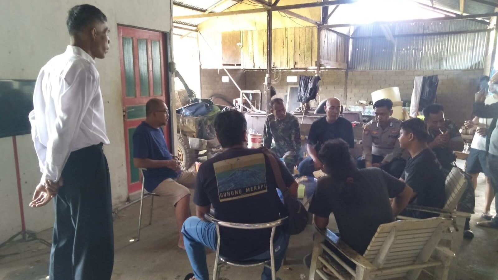 Polsek Meliau pastikan video viral distribusi BBM di Meliau menggunakan drum tidak melanggar aturan. Pengisian BBM didasari surat rekomendasi resmi Kades.