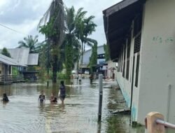 Sungai Ensabal Meluap, Banjir di Parindu Sanggau Rendam Sekolah hingga Jalan Desa