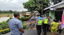 Kondisi ruas jalan di Desa Mungguk, Kecamatan Sekadau Hilir, yang ambles dan terputus akibat tanah longsor usai diguyur hujan deras