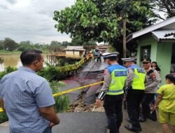 Longsor di Tepian Sungai Sekadau Putus Akses Warga, Polisi Pasang Garis Pengaman dan Tutup Rute