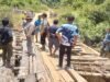 Diterjang Arus Sungai, Jembatan Poros Desa Sui Antu Hulu Ambruk dan Hanya Bisa Dilalui Motor