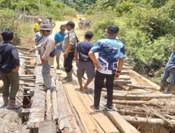 Diterjang Arus Sungai, Jembatan Poros Desa Sui Antu Hulu Ambruk dan Hanya Bisa Dilalui Motor