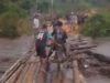 Bertahun-tahun Tak Diperbaiki, Warga Swadaya Tambal Jembatan Rusak di Belitang Hulu Sekadau
