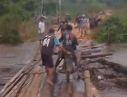 Bertahun-tahun Tak Diperbaiki, Warga Swadaya Perbaiki Jembatan Rusak di Belitang Hulu Sekadau