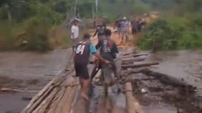 Kondisi jembatan penghubung yang mengalami kerusakan di Desa Sungai Antu Hulu, Kecamatan Belitang Hulu, Kabupaten Sekadau, yang terpaksa diperbaiki secara swadaya oleh warga.